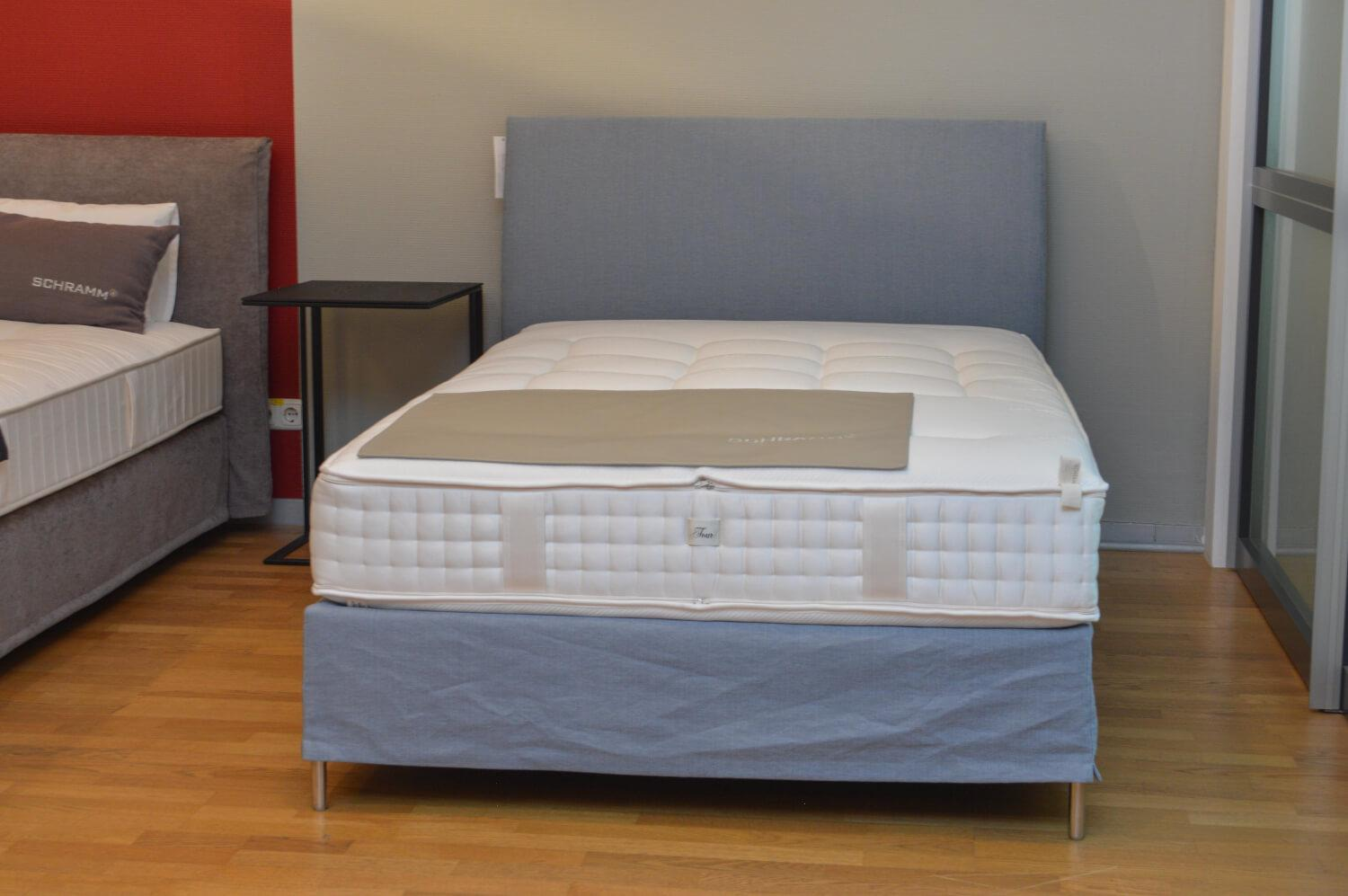 Schramm - Bett Origins mit Kopfteil Due Stoff Nils 440 Sky Blau Füße Chrom mit Matratze - 8