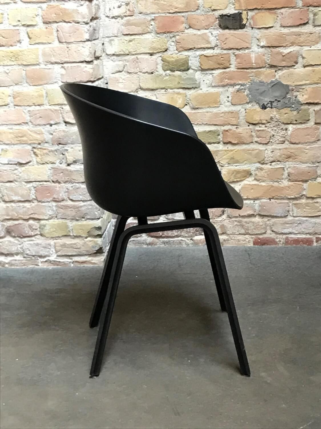 Stuhl About A Chair AAC 22 Schale Polypropylen Schwarz Gestell Formsperrholz Schwarz Gebeizt