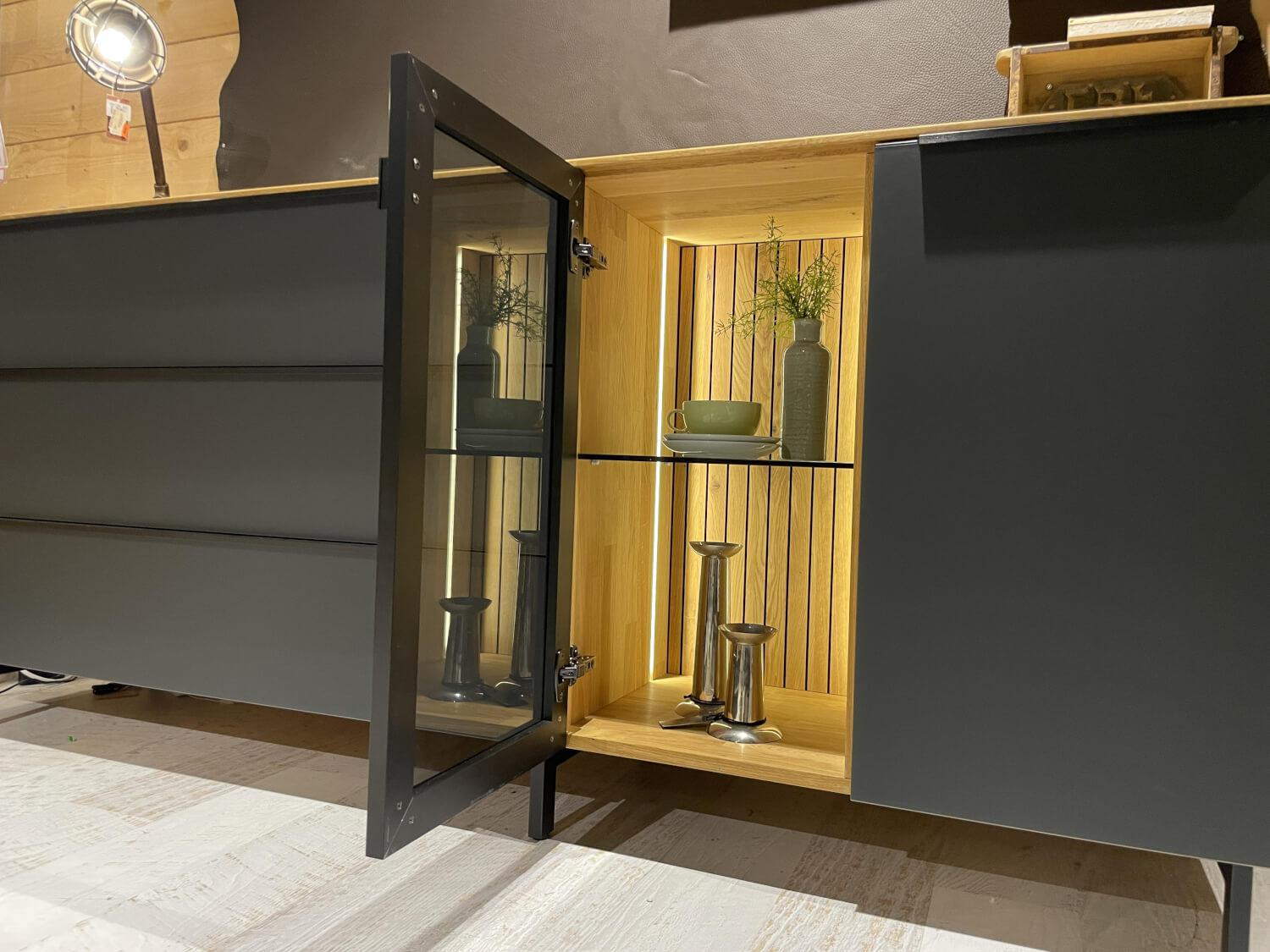 WK Wohnen - Sideboard WK 490 Baristo Asteiche Massiv Natur Belassen Geölt Front Farbglas Anthrazit Mit LED Beleuchtung - 6