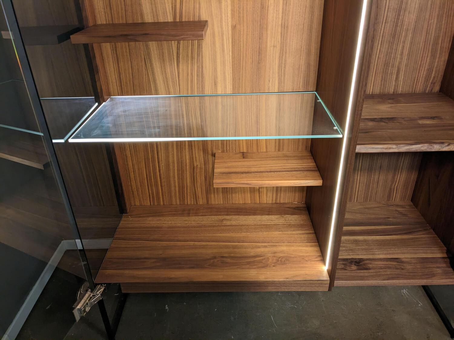 Team 7 - 2er-Set Vitrine Filigno Nussbaum Wild Rauchglastür mit Metallrahmengestell - 6