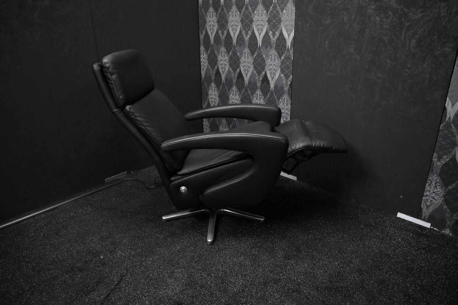 Leder Design Sessel München in Nero schwarz mit Manueller Relaxverstellung
