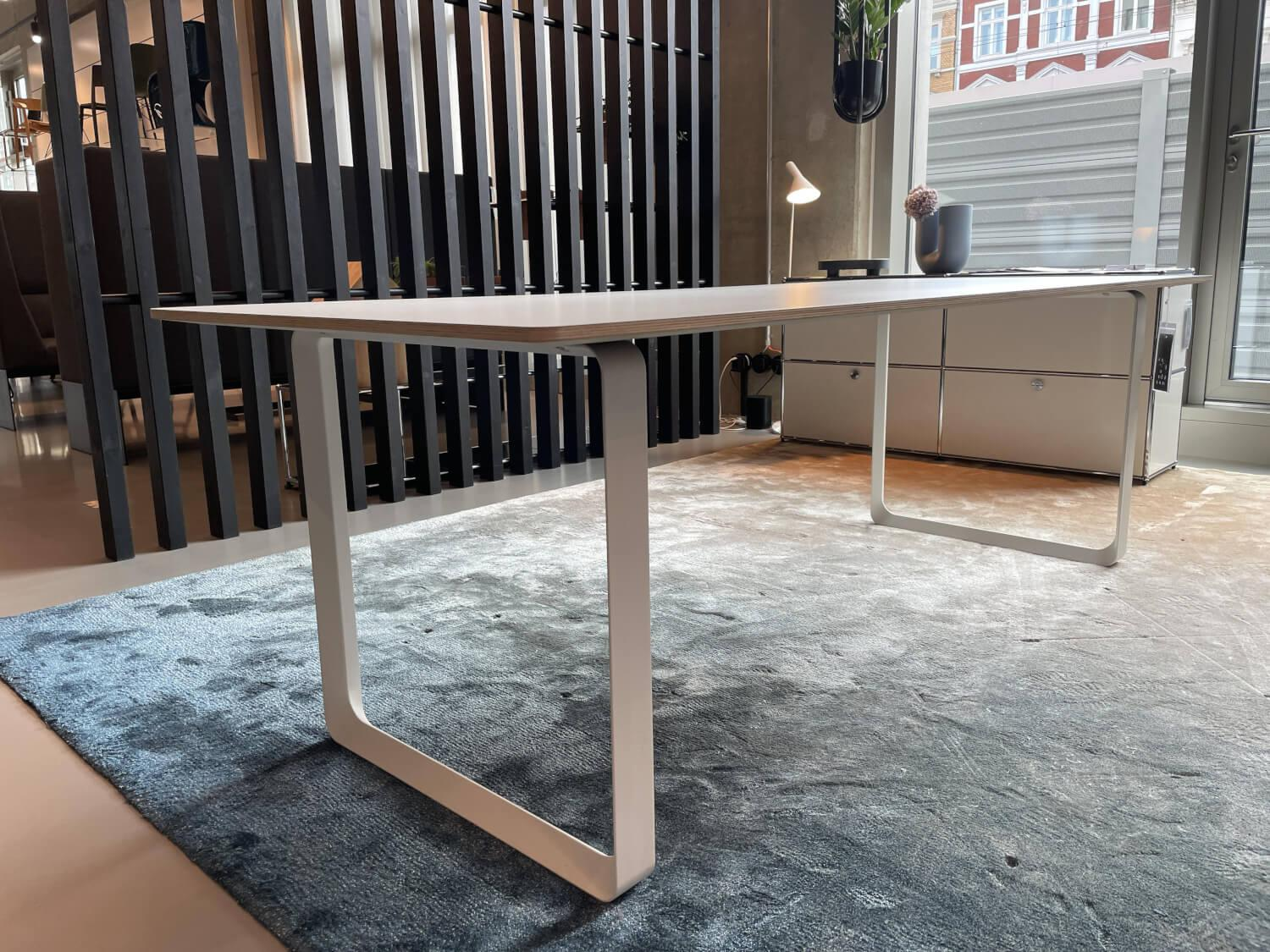 Muuto - Tisch 70/70 Laminat weiß Gestell Aluminium Weiß - 4