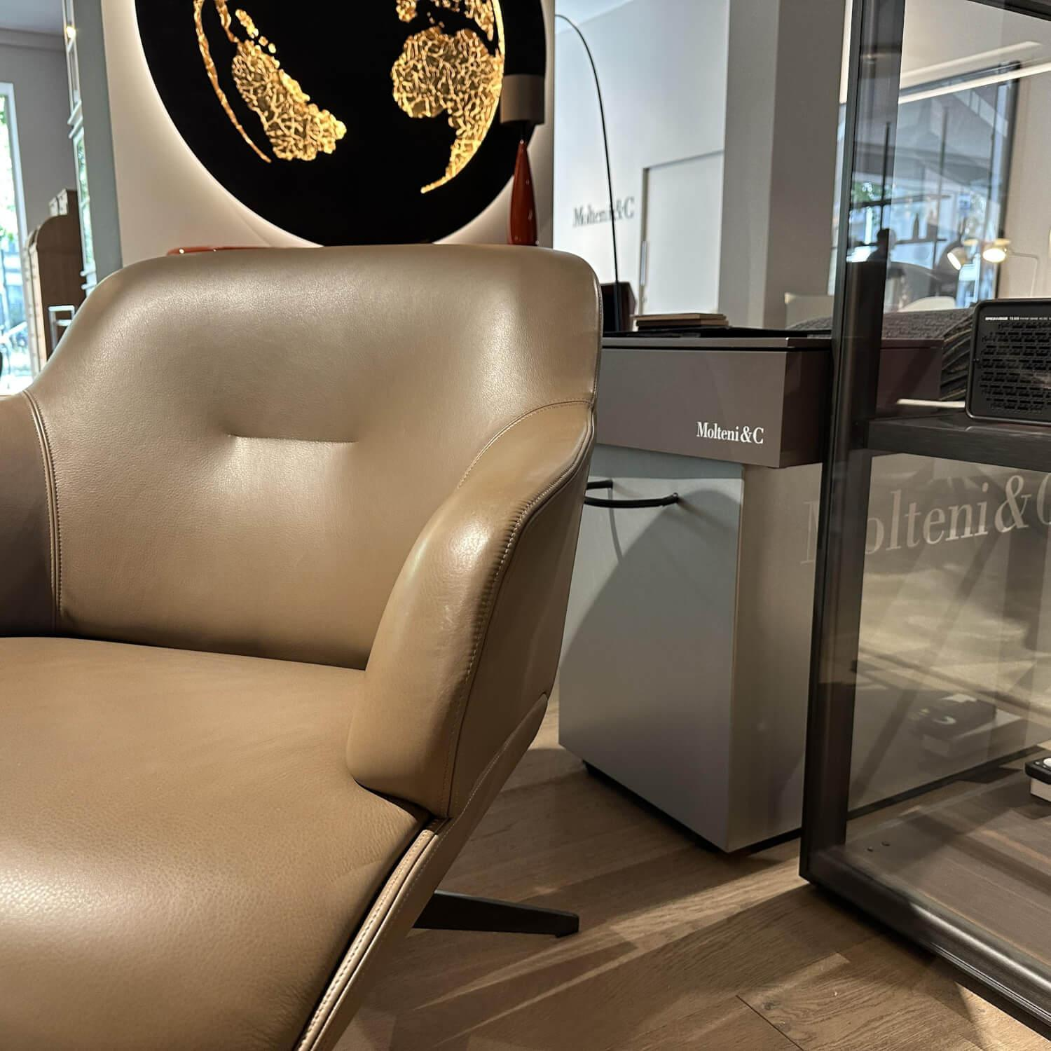 Molteni & C - Sessel Kensington Leder Unique UE130 Nussbaum Braun Drehgestell Metall Zinnfarbig Hochglänzend - 6
