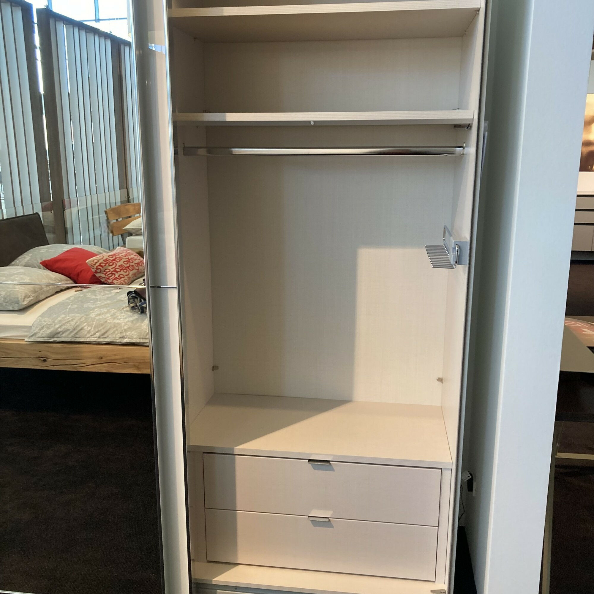 Staud - Schwebetürenschrank Armadio Korpus Dekor Weiß Front Lack Alpinweiß Weiß Glänzend Mit Kristallspiegel Griffe Chrom Inklusive LED Schrankbeleuchtung Fineline Chrom - 2