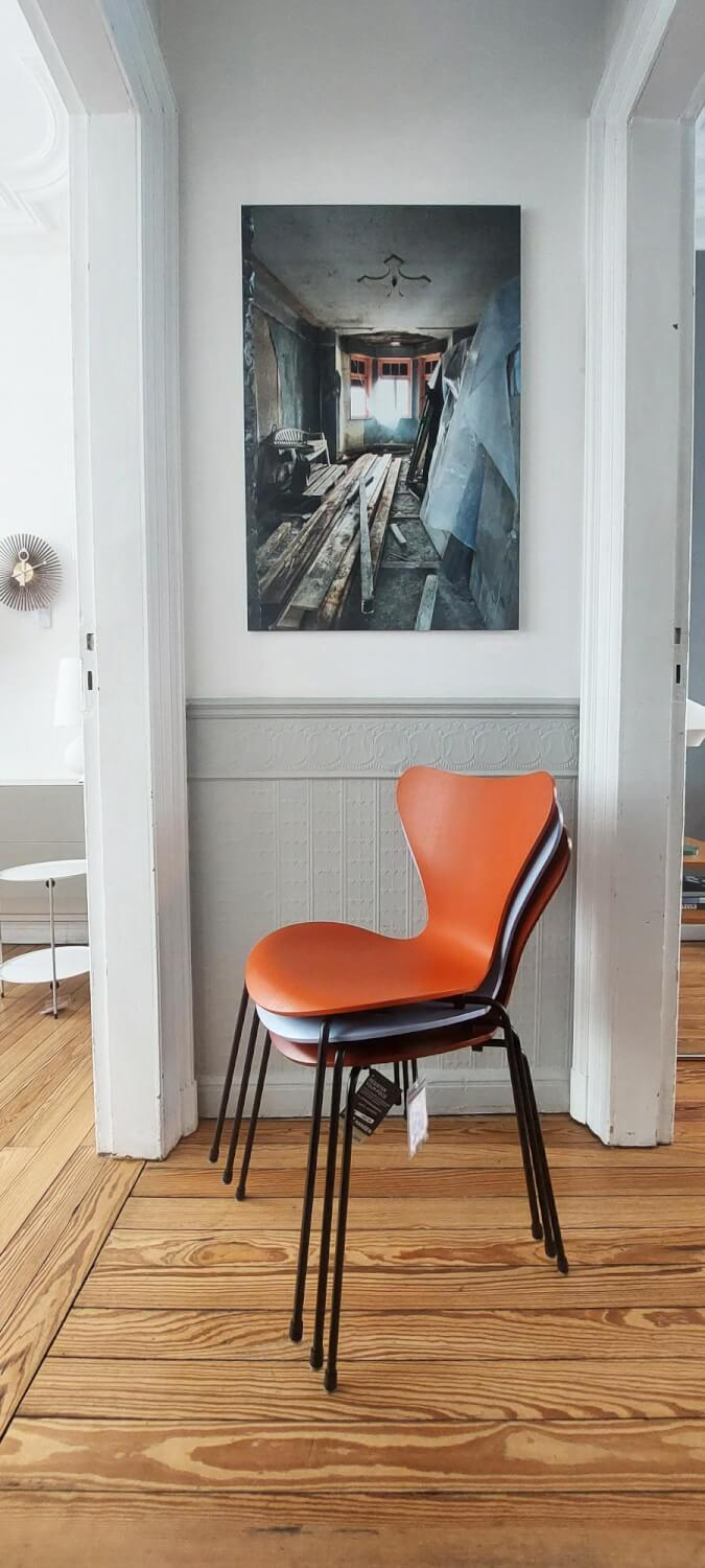 Fritz Hansen - 3er Set Stuhl Serie 7 3107 Gefärbte Esche Venetian Red 675 Rot Paradise Orange 575 Orange Und Lavender Blue 815 Hellblau Vierbeingestell Schwarz Mit Filzgleiter - 2