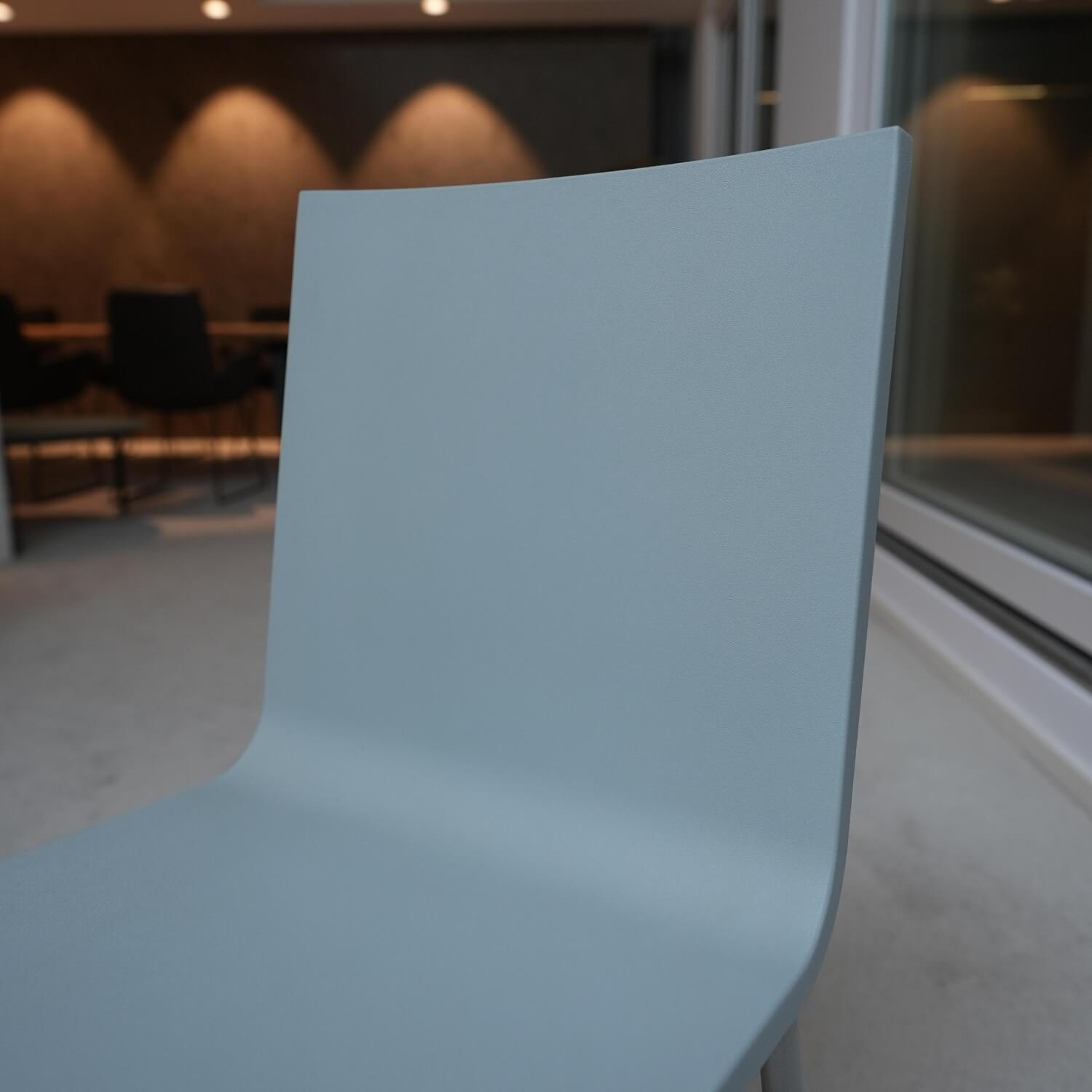 Stuhl 03 Sitzschalenfarbe Hellgrau Untergestell Pulverbeschichtet Silber Glatt