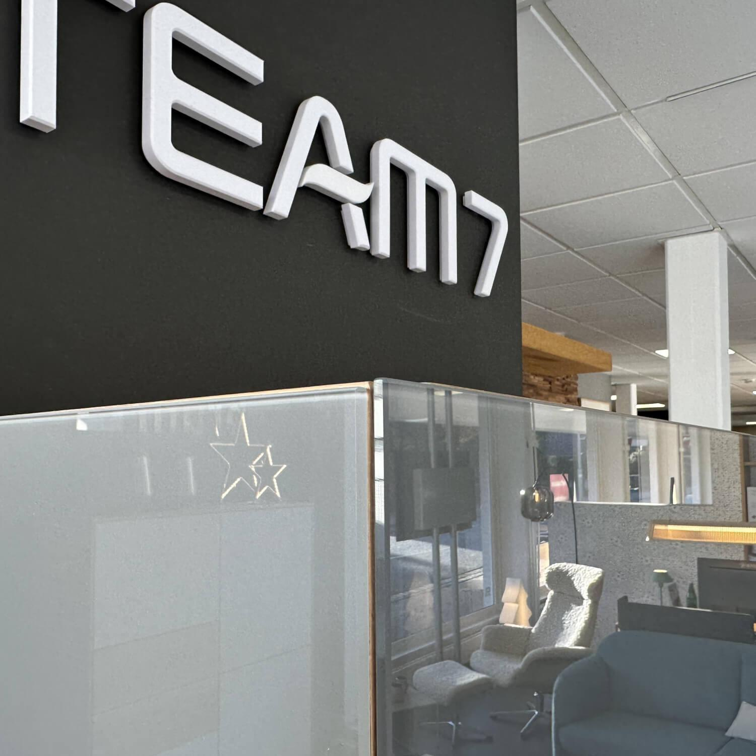 Team 7 - Vitrine Cubus 10 Farbglas Mittelgrau Eiche Weißöl Klappgriffe Edelstahl Mit LED Beleuchtung - 9