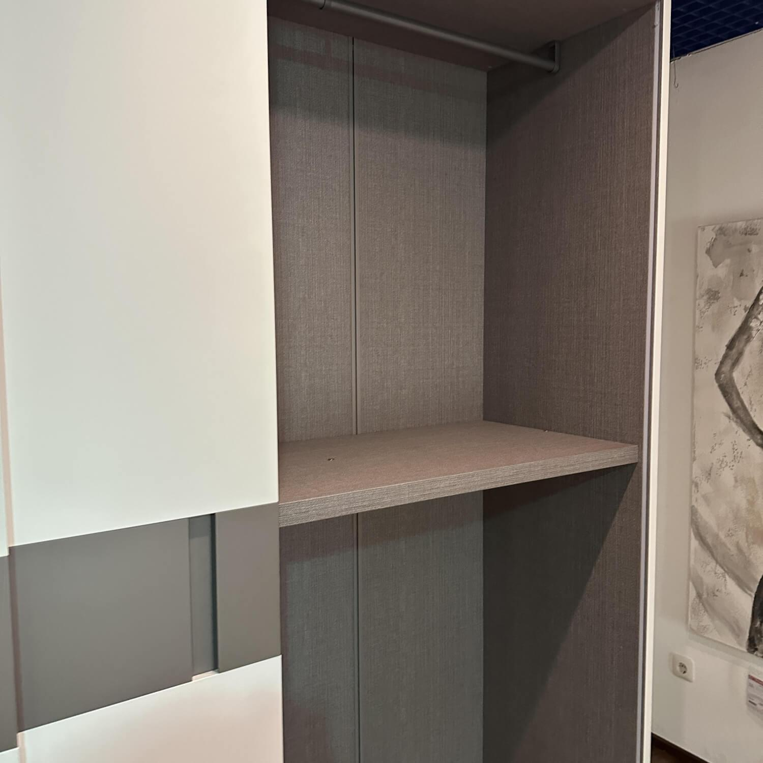 Tomasella - Schiebetürenschrank Contur Loretto Tür Ahtena OC 121 Bianco Gesso Weiß OC 130 Grigio Piacenza Grau Innen Alpaca Grau - 8