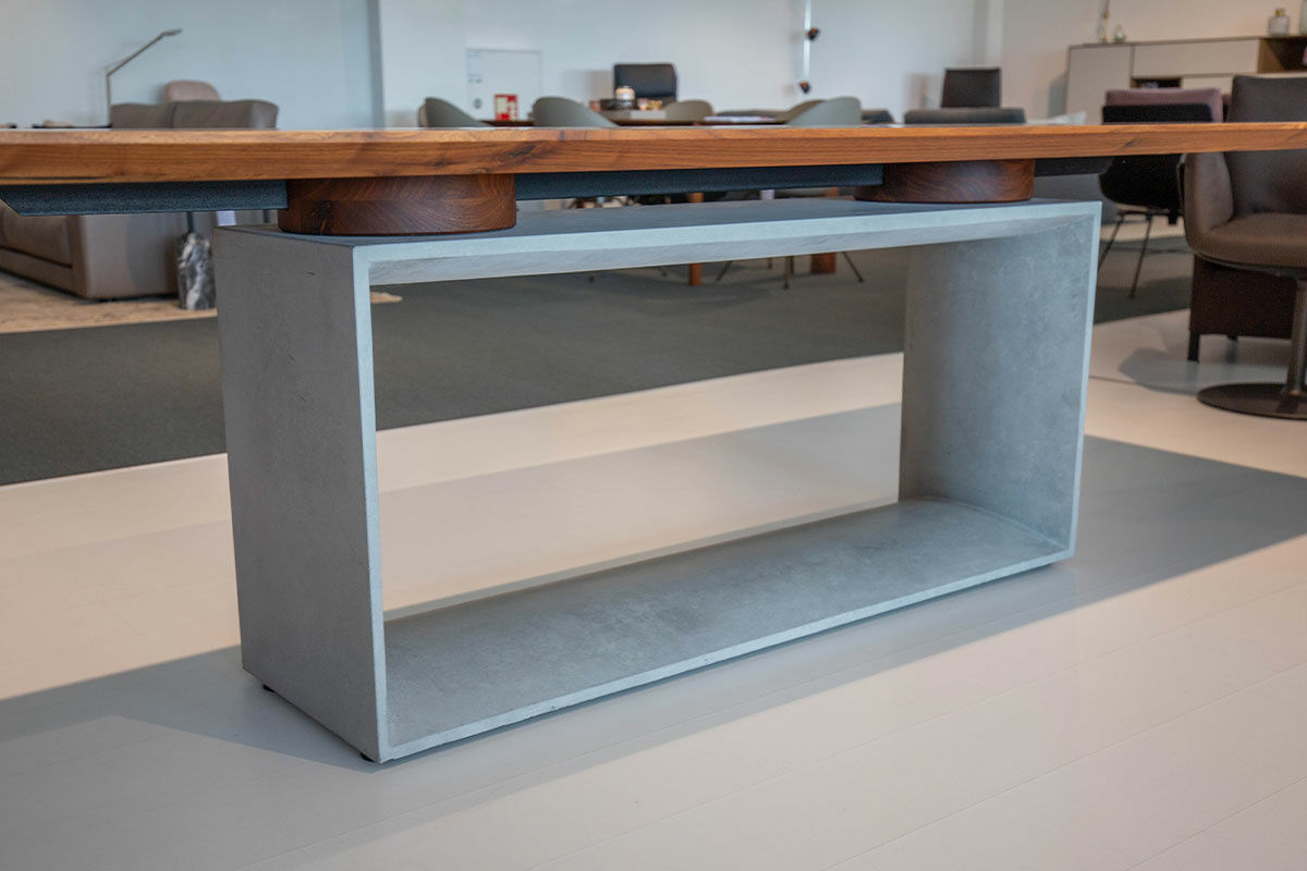 ASCO - Esstisch Frame Tischplatte Nussbaum Massiv Natur Geölt Rahmenfuß Beton - 3