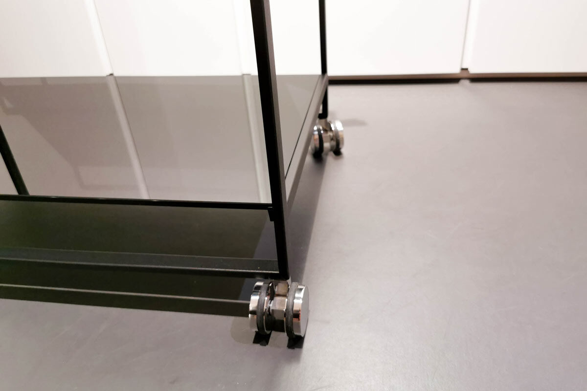 YOMEI - Servierwagen Flat Fix Ablegeplatte Glas Schwarz Gestell Edelstahl Schwarz Pulverlackiert mit Rollen - 3
