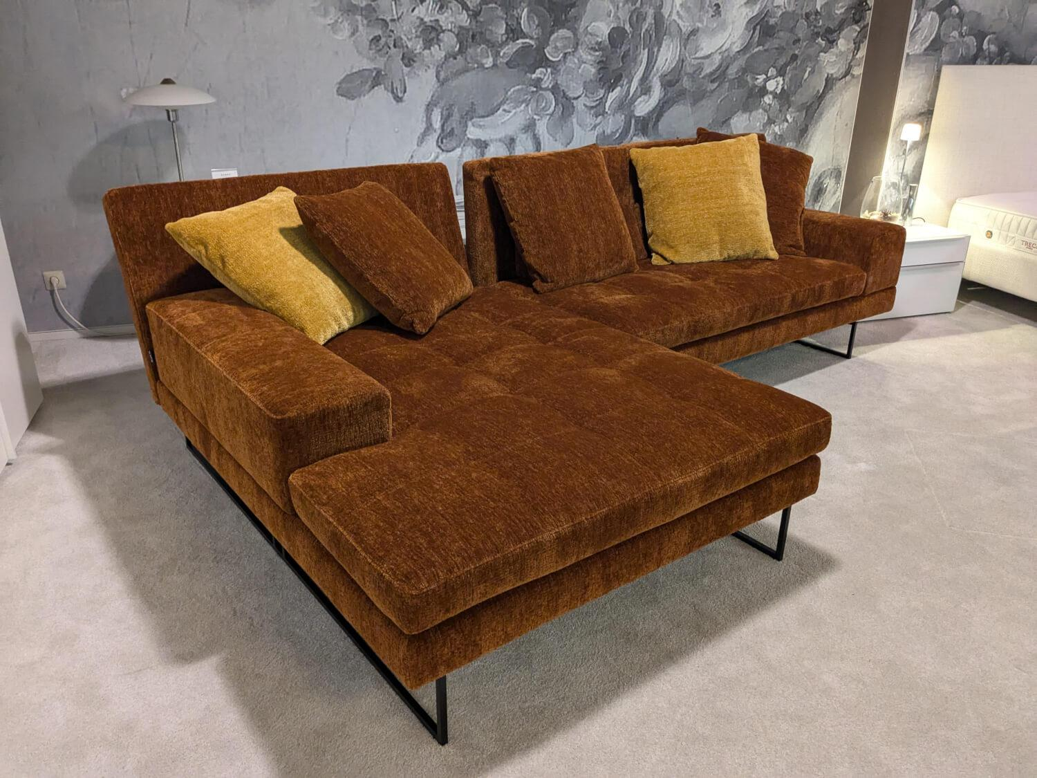 Brühl - Ecksofa Amber Stoff 44 0050 Orange Füße Verchromt mit 5 Kissen - 9