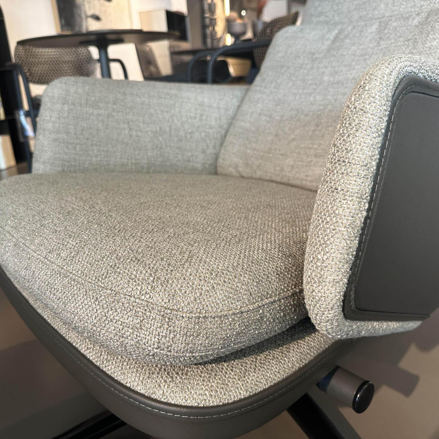 Vitra - Sessel Grand Relax Schale Leder Forte Decor Umbra Grau Innen Stoff Corsaro Bambus Melange Grau Mit Hocker - 4