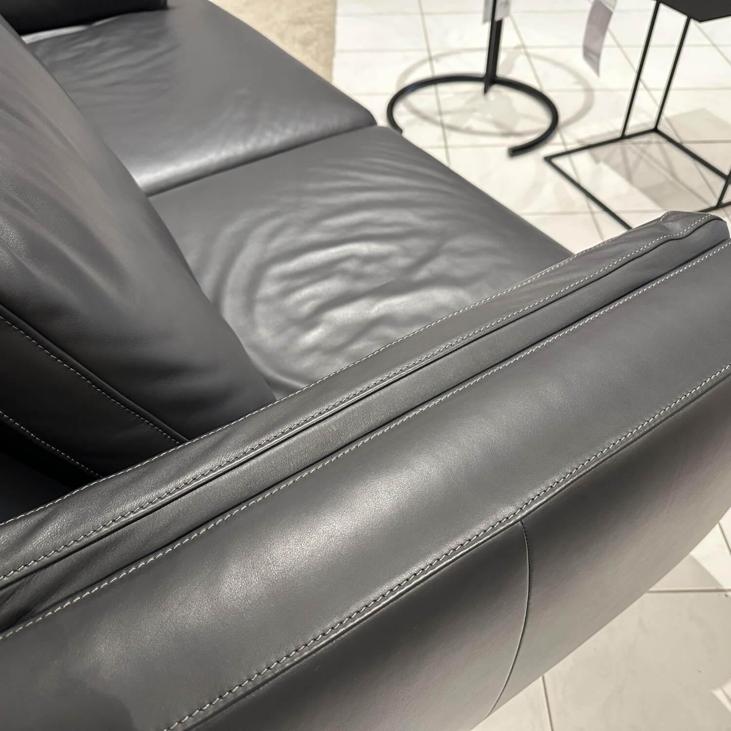 De Sede - Funktionssofa DS 747 Leder Touch 02 Umbra Schwarz Fuß Stahl Schwarz Armlehne Mit Kissenoptik - 3