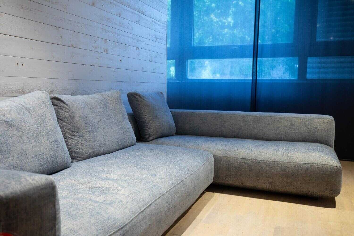 Zanotta - Ecksofa Pianoalto 2-teilig Stoff Tatto-Lavanda Blau mit 3 Kissen - 4