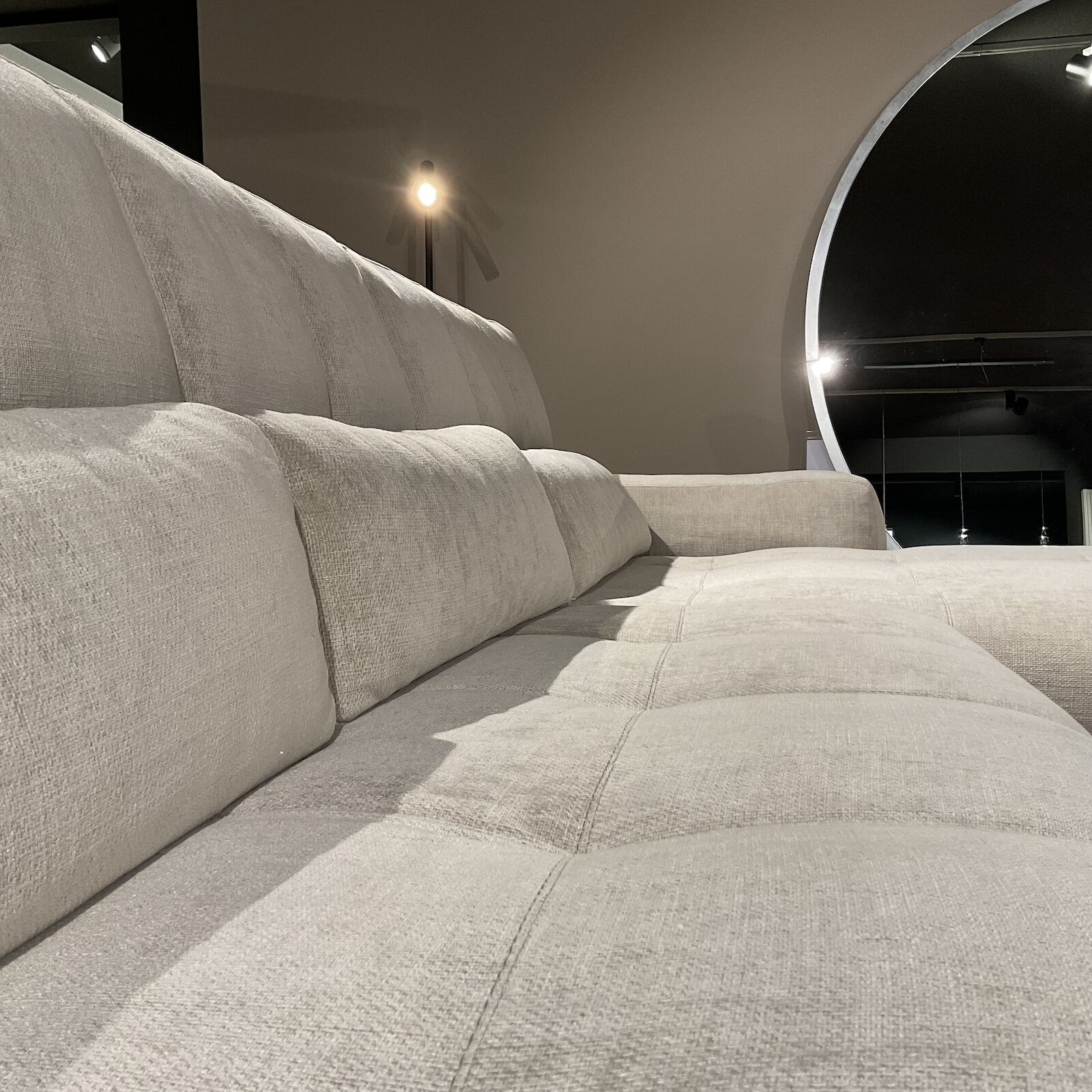 Cierre - Ecksofa Oscar Stoff 2 Ollin 101 Hellgrau Beige Sockel Metall Schwarz Lackiert Füße Chrom Gold - 4