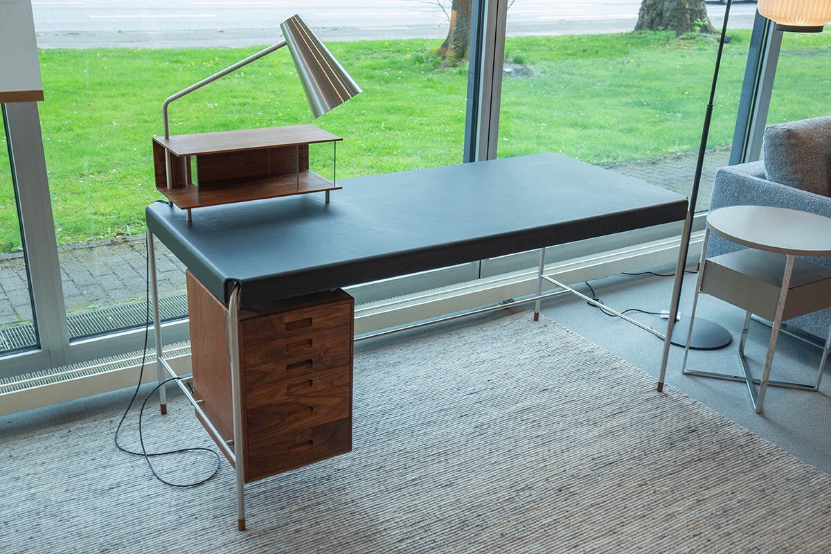 Carl Hansen & Søn - Schreibtisch AJ52 Platte Leder Freja 2002 Schwarz Holz Walnuss Geölt Gestell Edelstahl Inklusive Schreibtischleuchte - 9