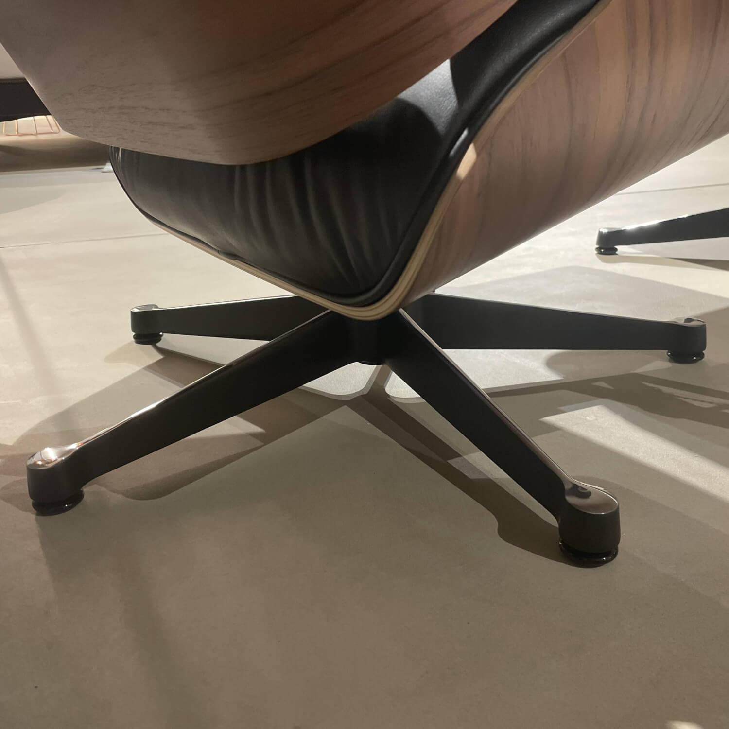 Sessel Lounge Chair und Ottoman Bezug Leder Premium Grand 66 Nero Schale Nußbraum Schwarz Pigementiert Untergestell Aluminium Poliert Seiten Schwarz