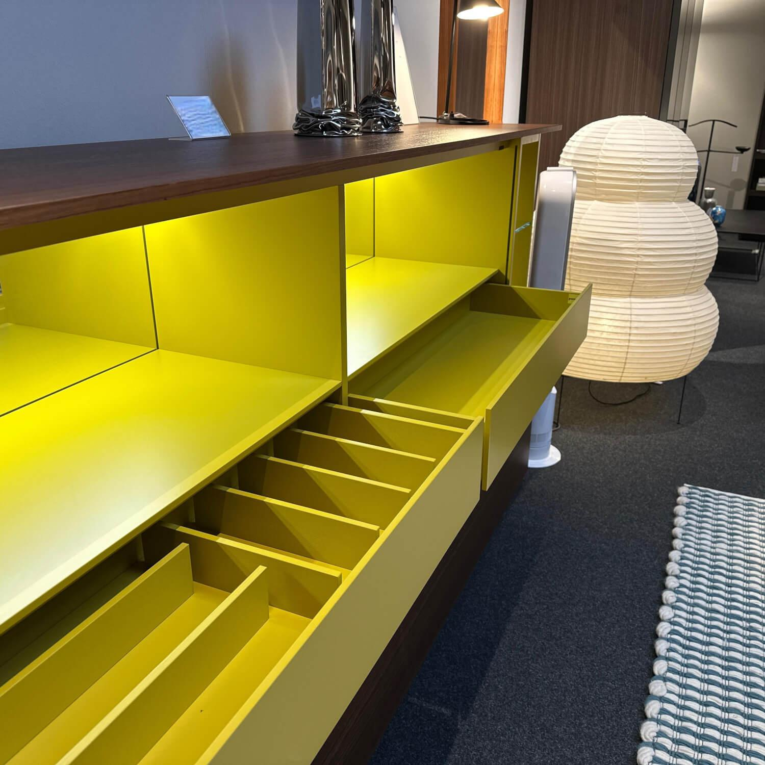 Porro - Gallery Low Cupboard Außen Holzfarbe Mongoi Innen Giallo Mustard Gelb Rückwand Spiegel Mit Beleuchtung - 8