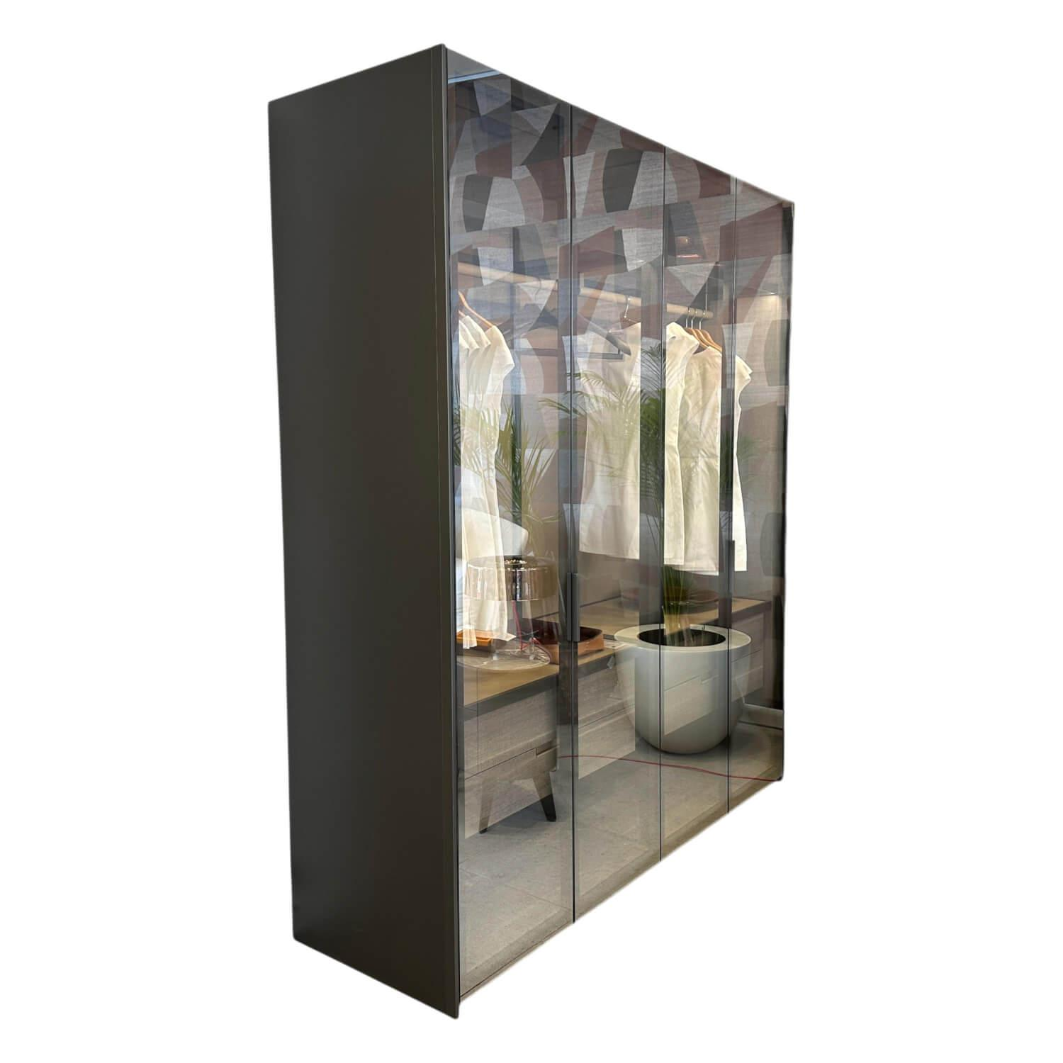 Poliform - Kleiderschrank Senzafine Melamin Eiche Gener mit 4 Drehtüren - 1