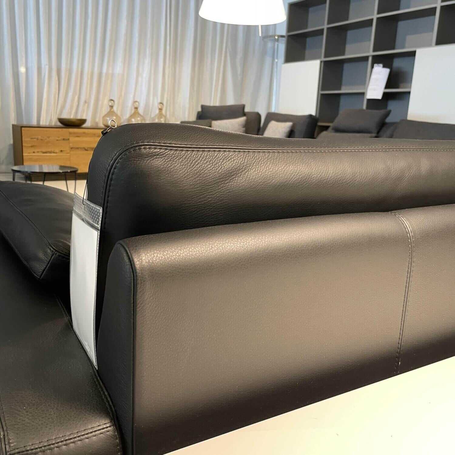 Sofa SROCL Conseta Leder 200 Schwarz mit 2 Armlehnenkissen Gestell Metallkufen Verchromt