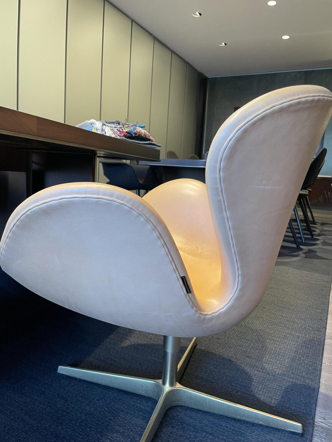 Fritz Hansen - Stuhl Swan Chair Pure Leather Leder Natur Beige Gestell Vergoldet Drehbar - 7