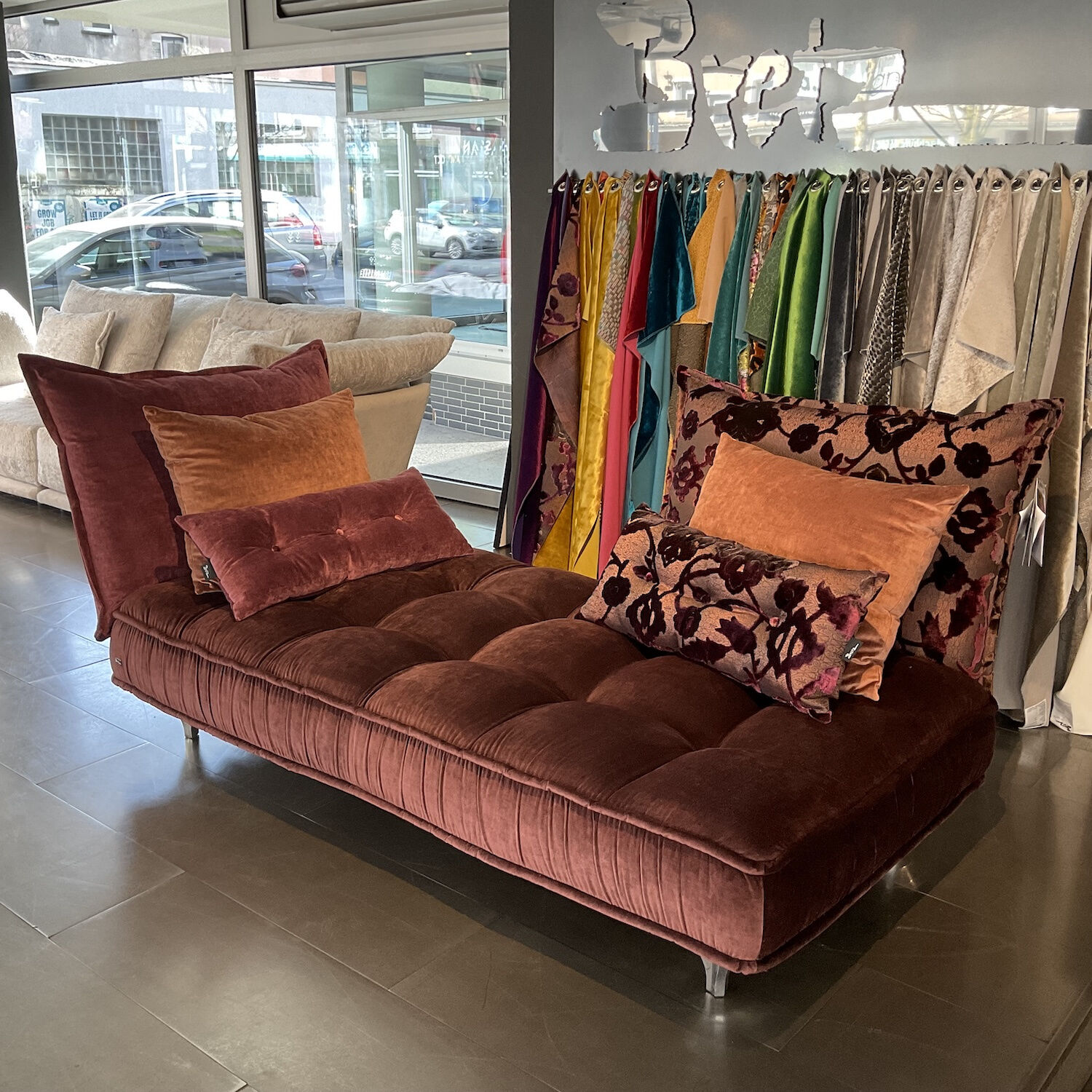 Bretz - Recamiere Ohlinda Stoff Boheme Velvet Black Berry Rot Inklusive Kissen - 2