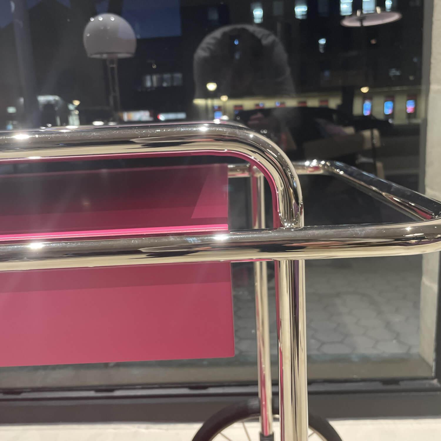 Tecta - Konsolenwagen Gestell Stahlrohr Vernickelt mit Schub und Flaschenhalter Sonderfarbe RAL 4010 Telemagenta - 6