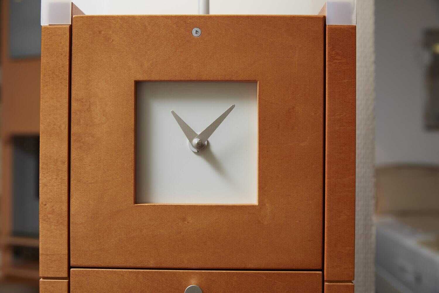 Säule Neo Ahornholz mit Uhr