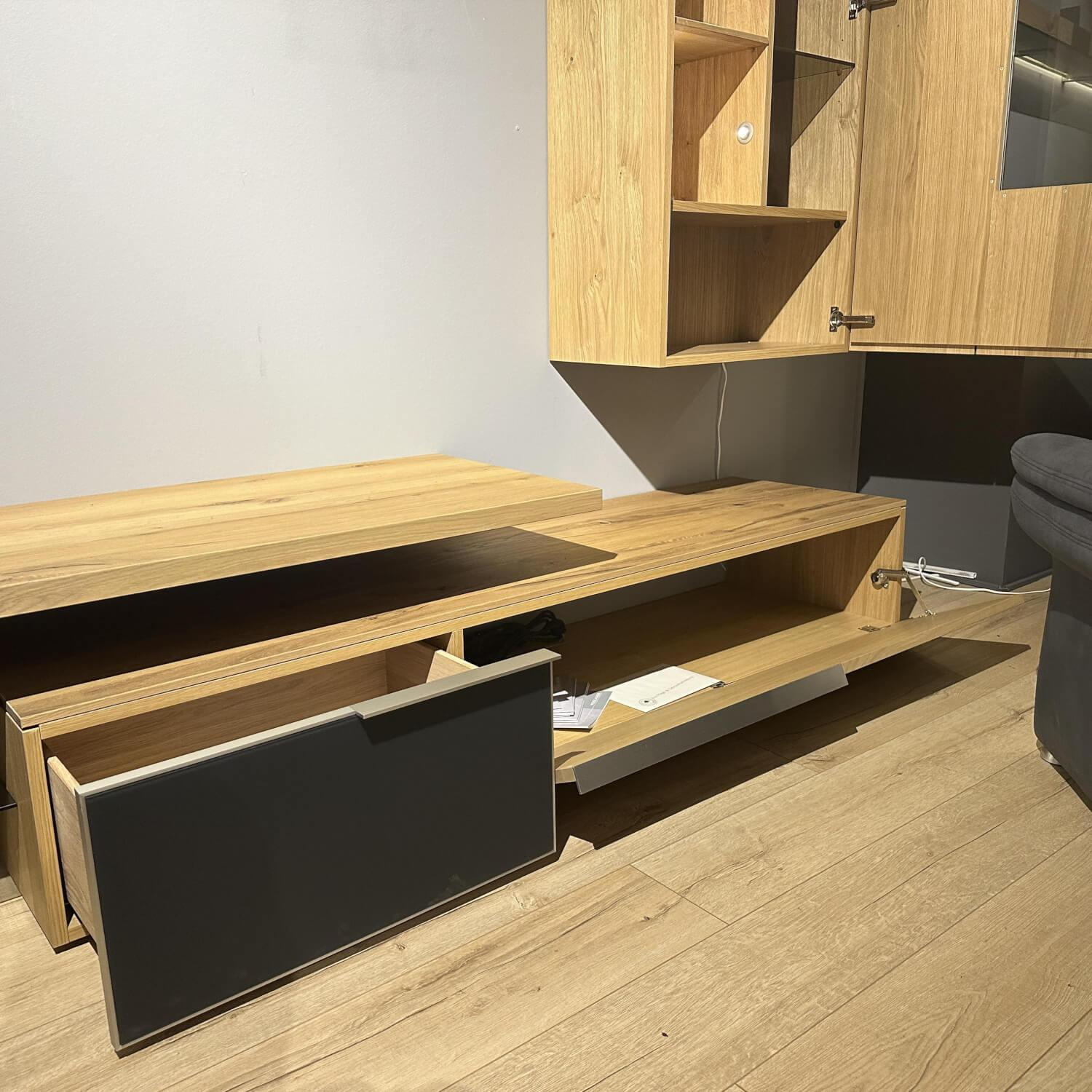 Voglauer - Wohnwand V-Alpin Eiche Altholz Akzent Colourglas Anthrazit Mit Beleuchtung - 6