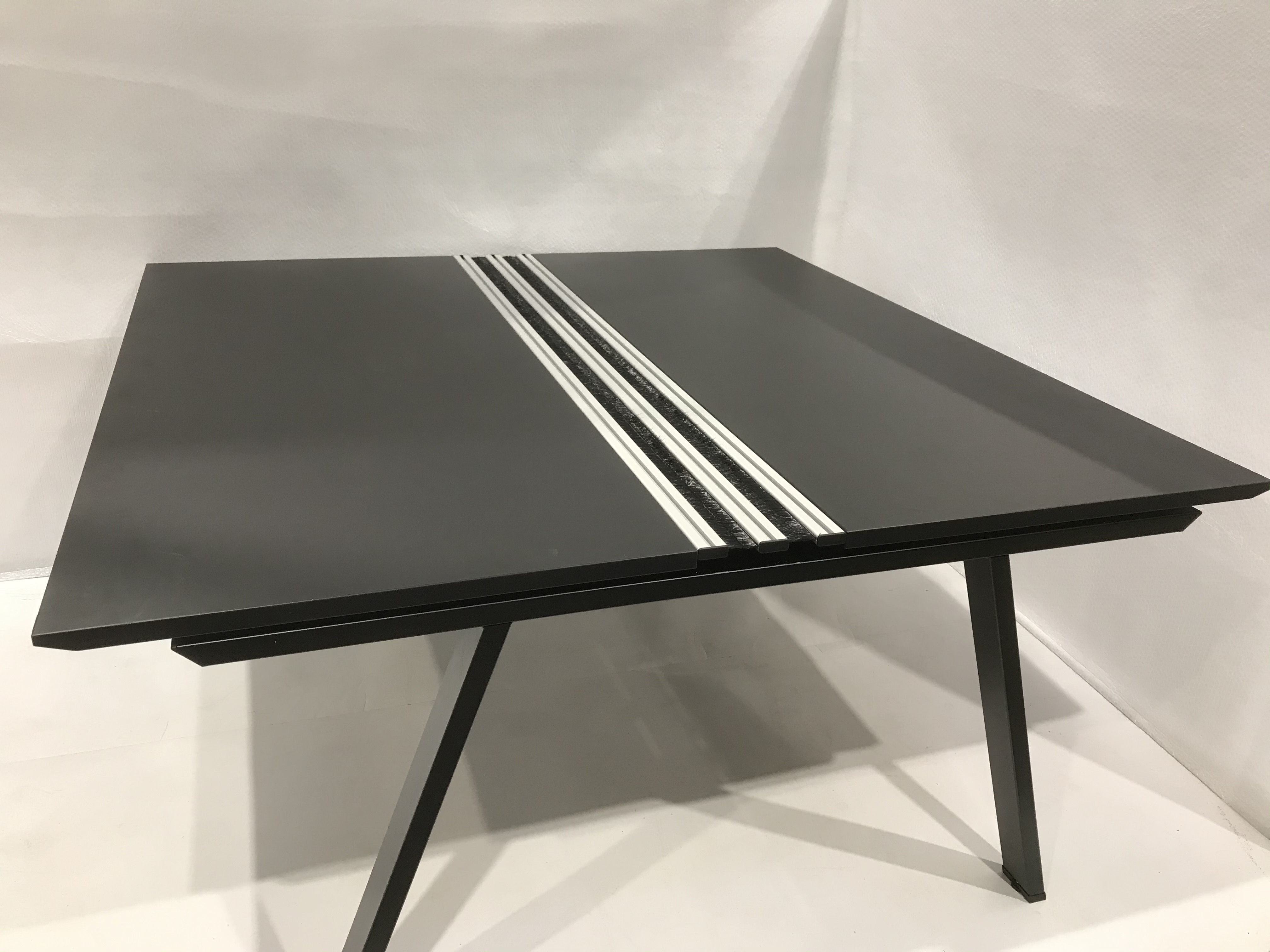 Vario - Besprechungstisch Icon A-Bench Melamin Schwarz Gestell Aluminium Schwarz Pulverbeschichtet - 3