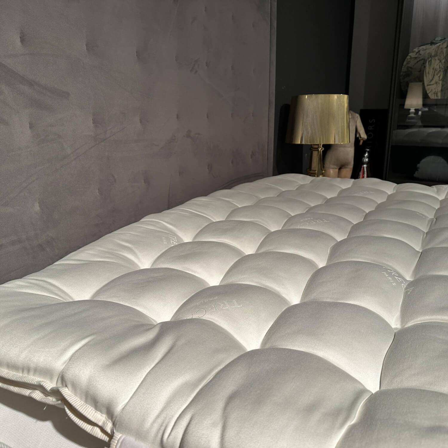 Treca Interiors - Bett Tournelle Stoff C Gasparde Grau Beige Füße Metall Schwarz Inklusive Matratzen Und Topper - 9