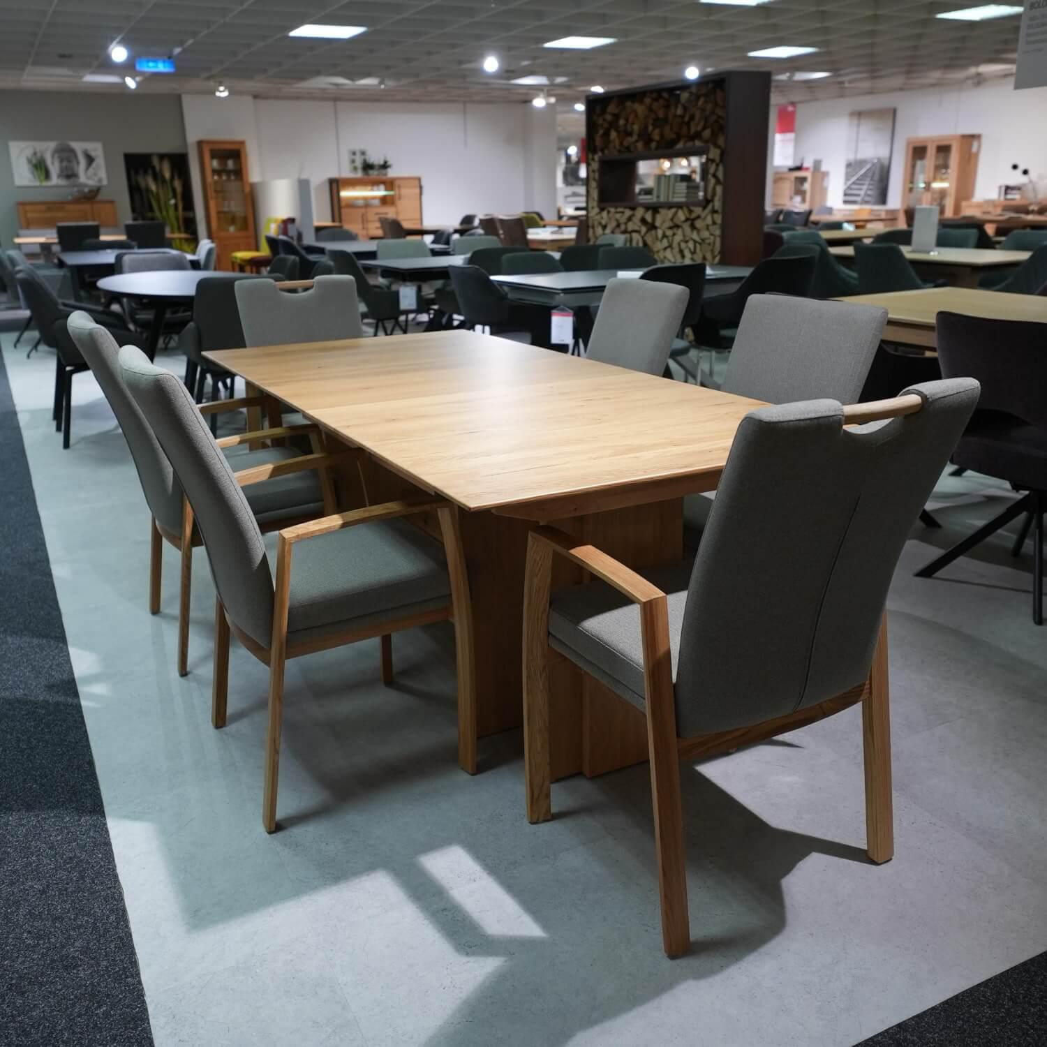 Niehoff - Essgruppe LaVie Comfort 113347000 Kulissentisch Oberteil Wildeiche Massiv Facette Wildeiche Furniert Armlehnstuhl mit Griff Gestell Eiche Massiv Bezug Stoff Taupe - 10