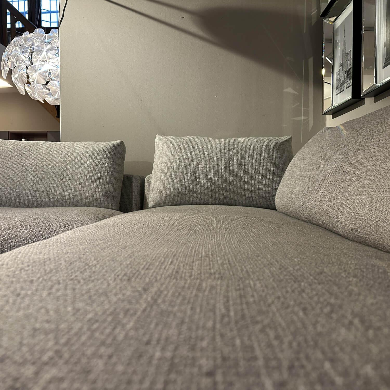 Violetta - Ecksofa Vesna Stoff M107 22 Lichtgrau Mit Verdeckten Gleitern Inklusive 4 Rückenkissen Mit Rollen - 10