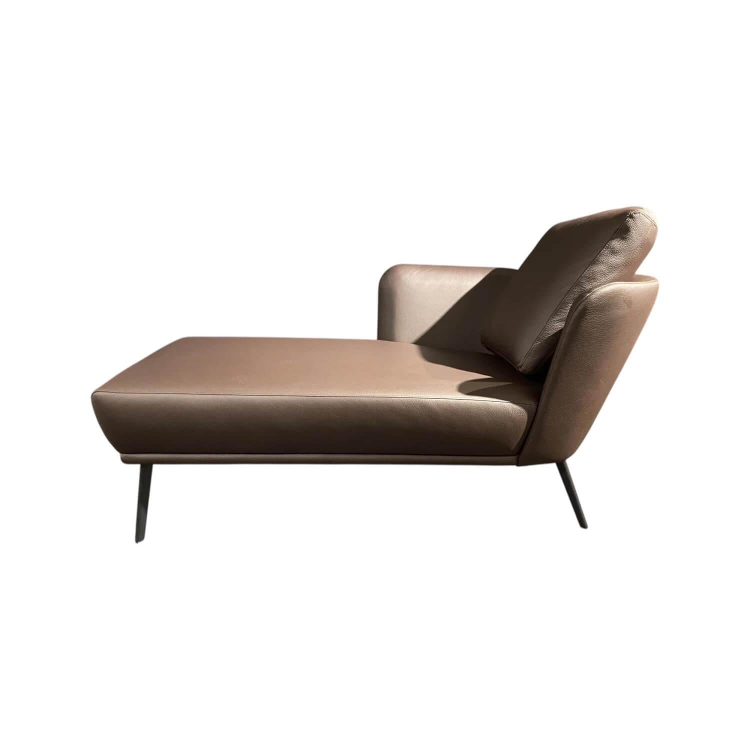 Christine Kröncke - Loungesessel Nona Leder 301 Comfort Marrone Braun Füße Metall Schwarz Pulverbeschichtet - 1