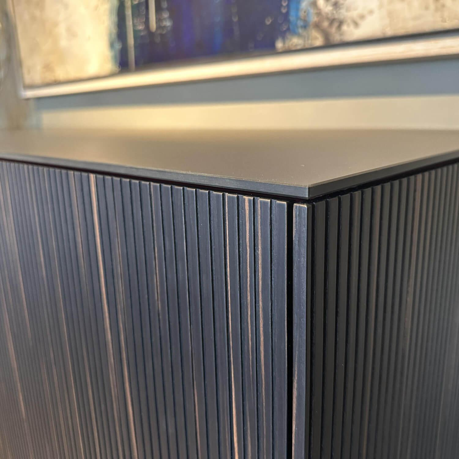 Kettnaker - Sideboard Soma Front Relief Maron Braun Korpus Lack Rubinrot Rot Abdeckplatte Fenix Schwarz Gestell Schwarz Chrom - 5