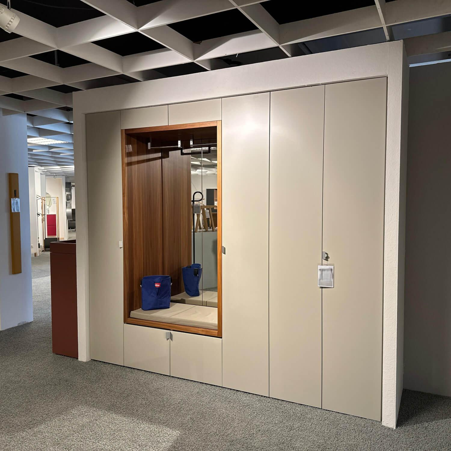 Hülsta - Garderobe Multi Forma Lack Seidengrau Akzent Kernnussbaum Sitzpolster Kunstleder S453 Taupe Beige - 4
