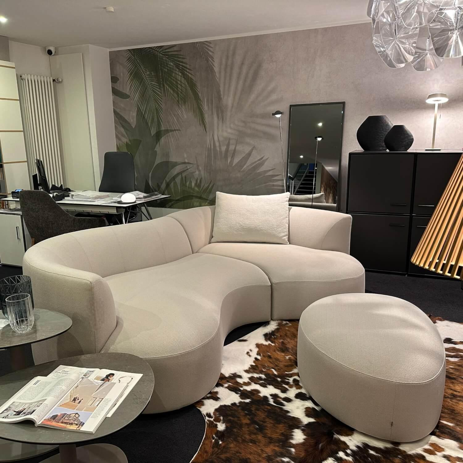 COR - Sofa Siwa Stoff 9161 Kiesel Hellgrau Creme mit Kissen und Hocker - 4