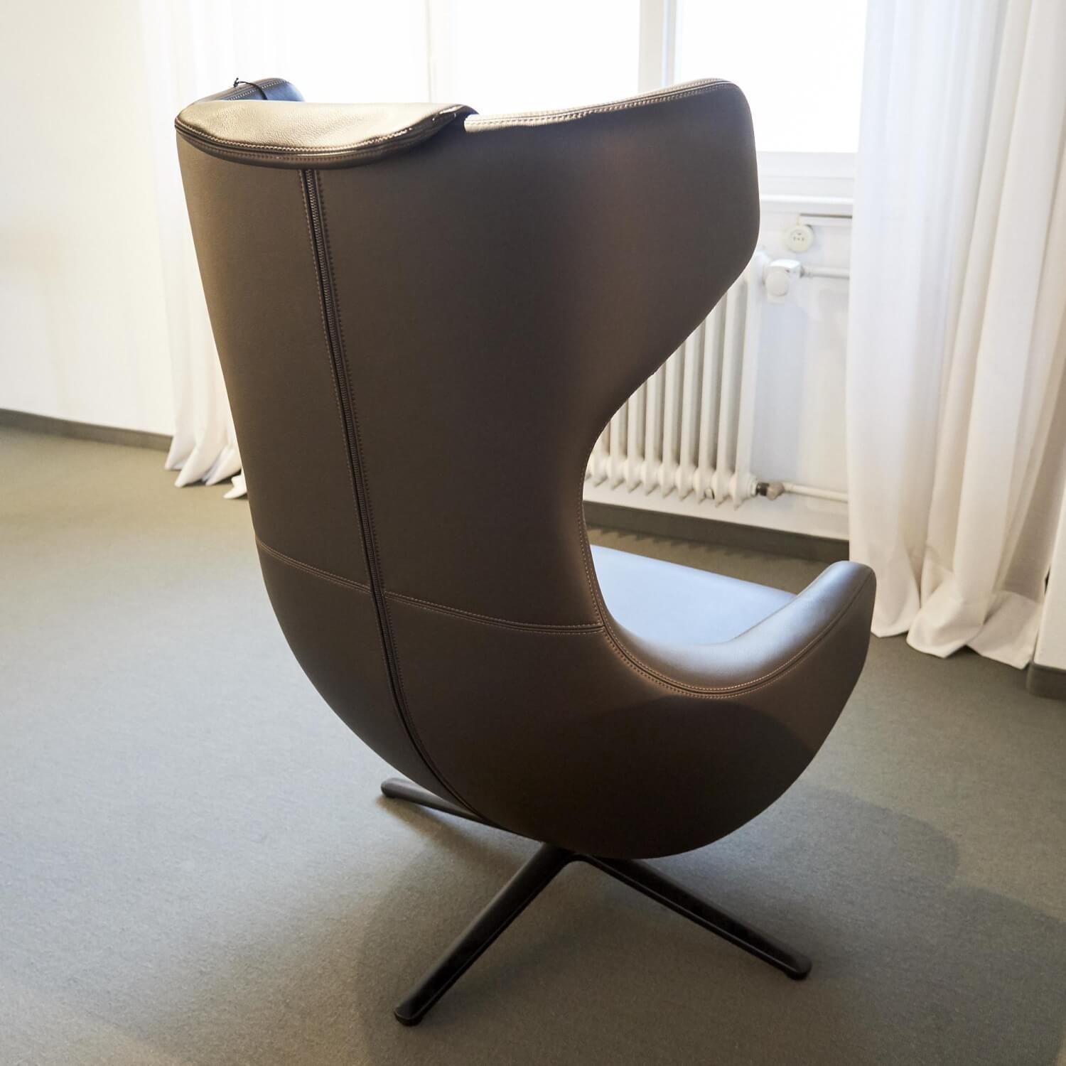 Vitra - Sessel Grand Repos Leder Premium Braun 77 Gestell Basic Dark mit Ottoman - 7