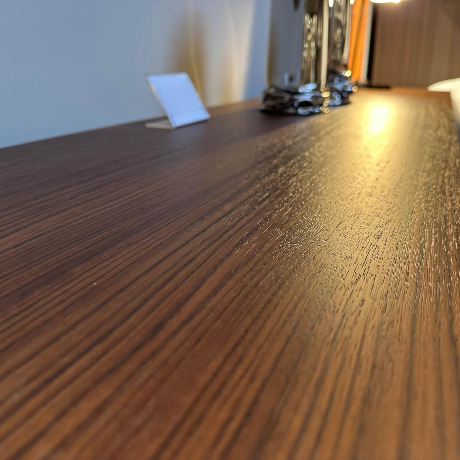 Porro - Gallery Low Cupboard Außen Holzfarbe Mongoi Innen Giallo Mustard Gelb Rückwand Spiegel Mit Beleuchtung - 6