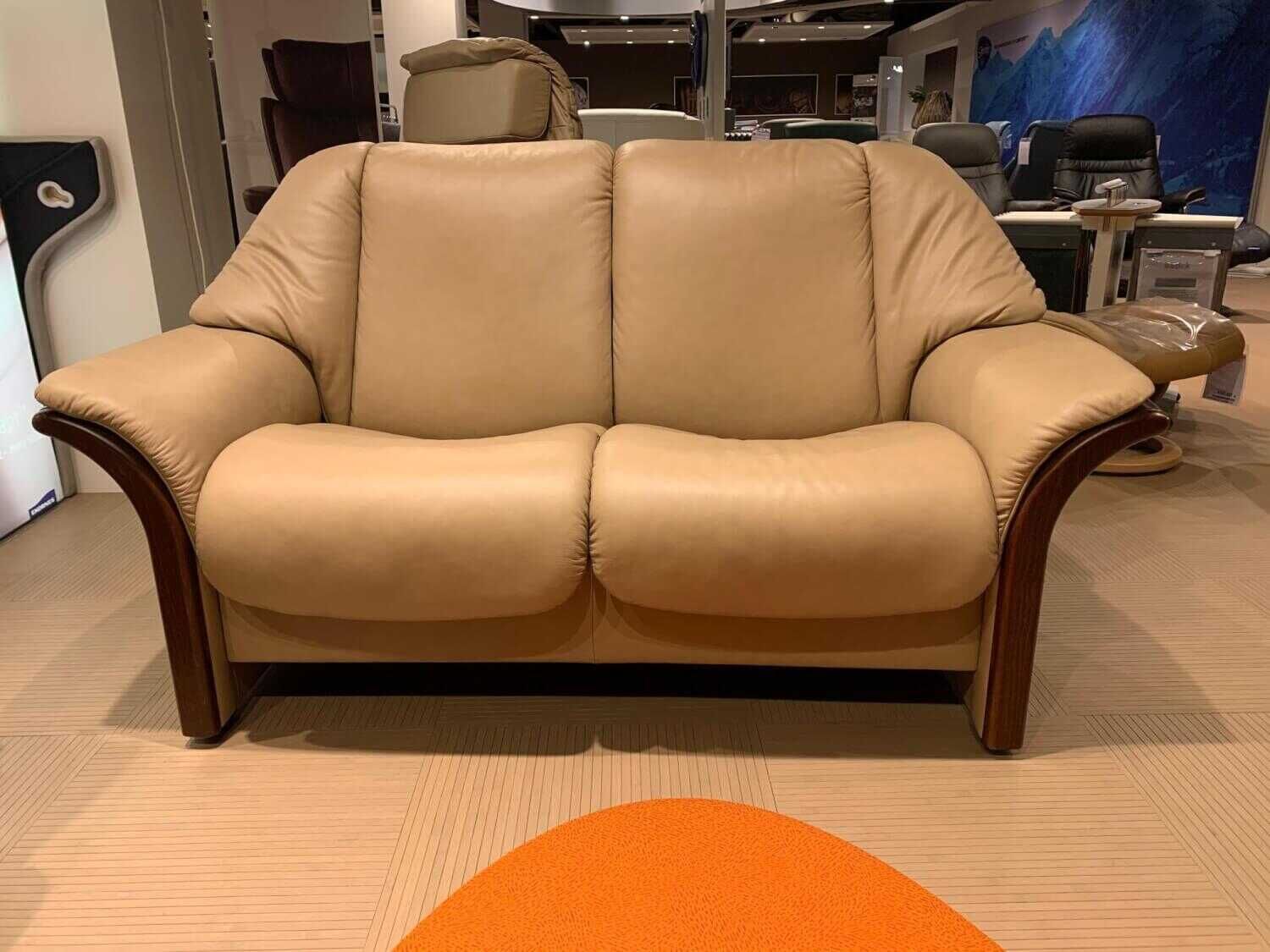 stressless-sofamodelle-garnitur-eldorado-manhattan-leder-paloma-sand-holz-braun-3-sofas-mit-hocker-7ad40fab95b7kiFaDC8q1HJqD Stressless - Garnitur Eldorado Manhattan Leder Paloma Sand Holz Braun 3 Sofas mit Hocker - 6
