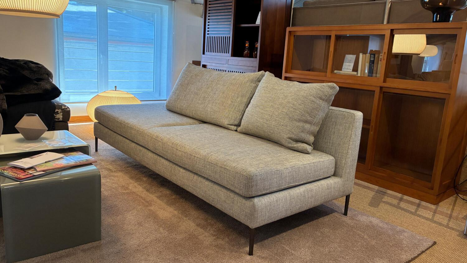 Montis - Sofa Daley Dormeuse Stoff Grau Füße Metall Schwarz - 6