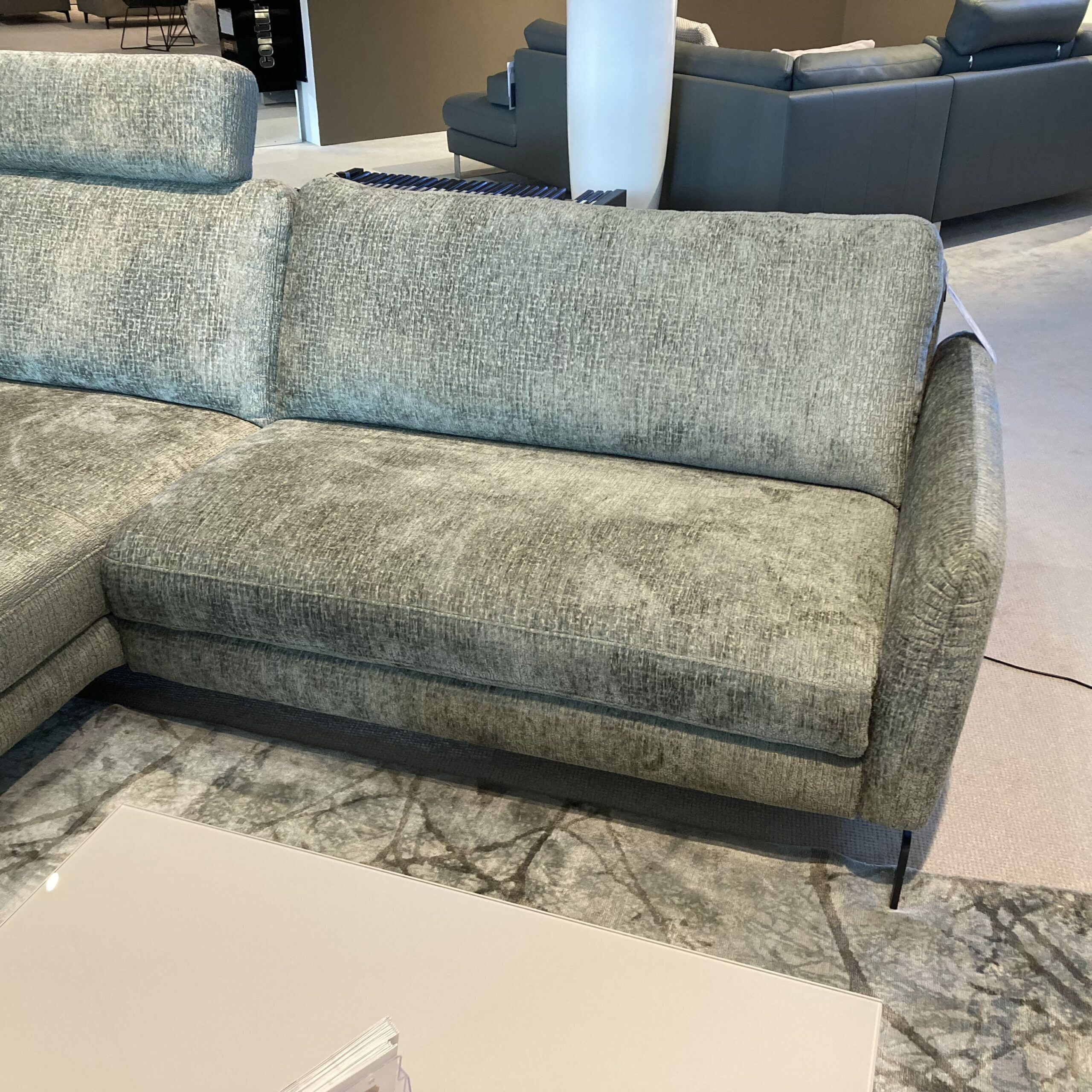 Contur - Ecksofa Enna Stoff Fusion Thyme Grün Füße Schwarz mit Kopfstütze - 5