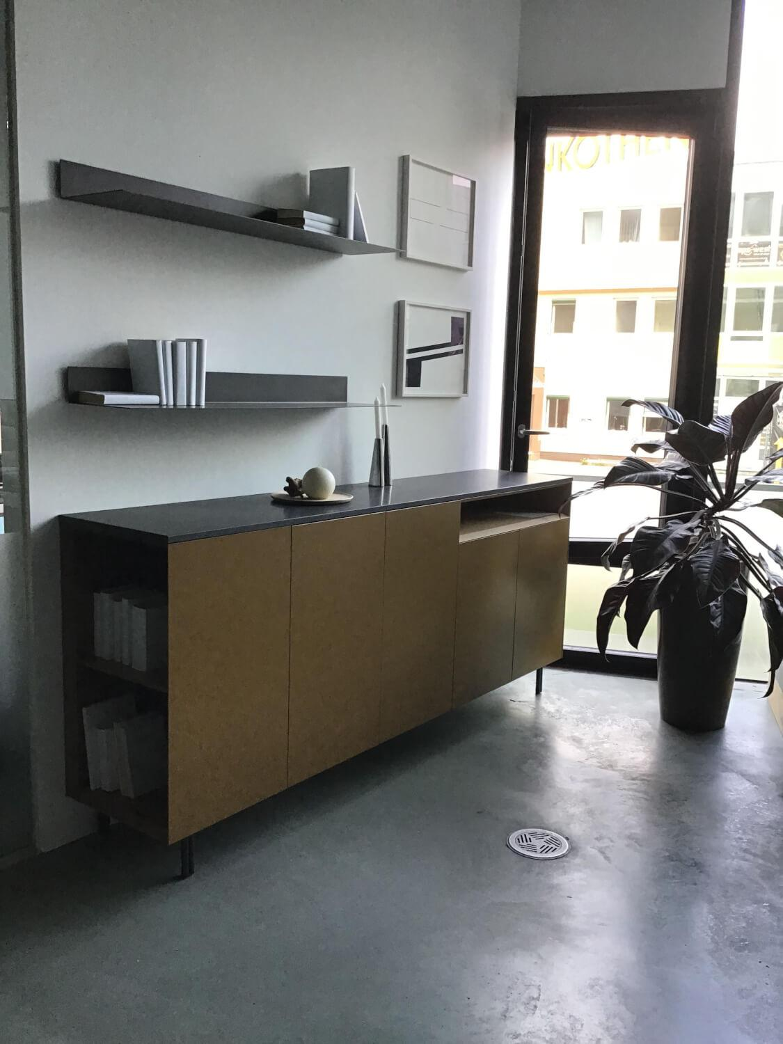 Novamobili - Sideboard Front Lack Matt Ambra Braun Deckplatte Marmor Pietra Schwarz Gestell Metall Brüniert Mit Konsolen Ellie Schwarz - 2