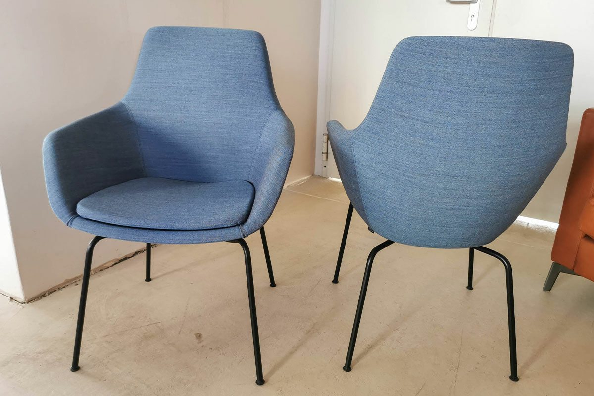 Fritz Hansen - 2er-Set Armlehnstuhl Little Giraffe Stoff Remix Blau Gestell Schwarz Bezug Abnehmbar - 4