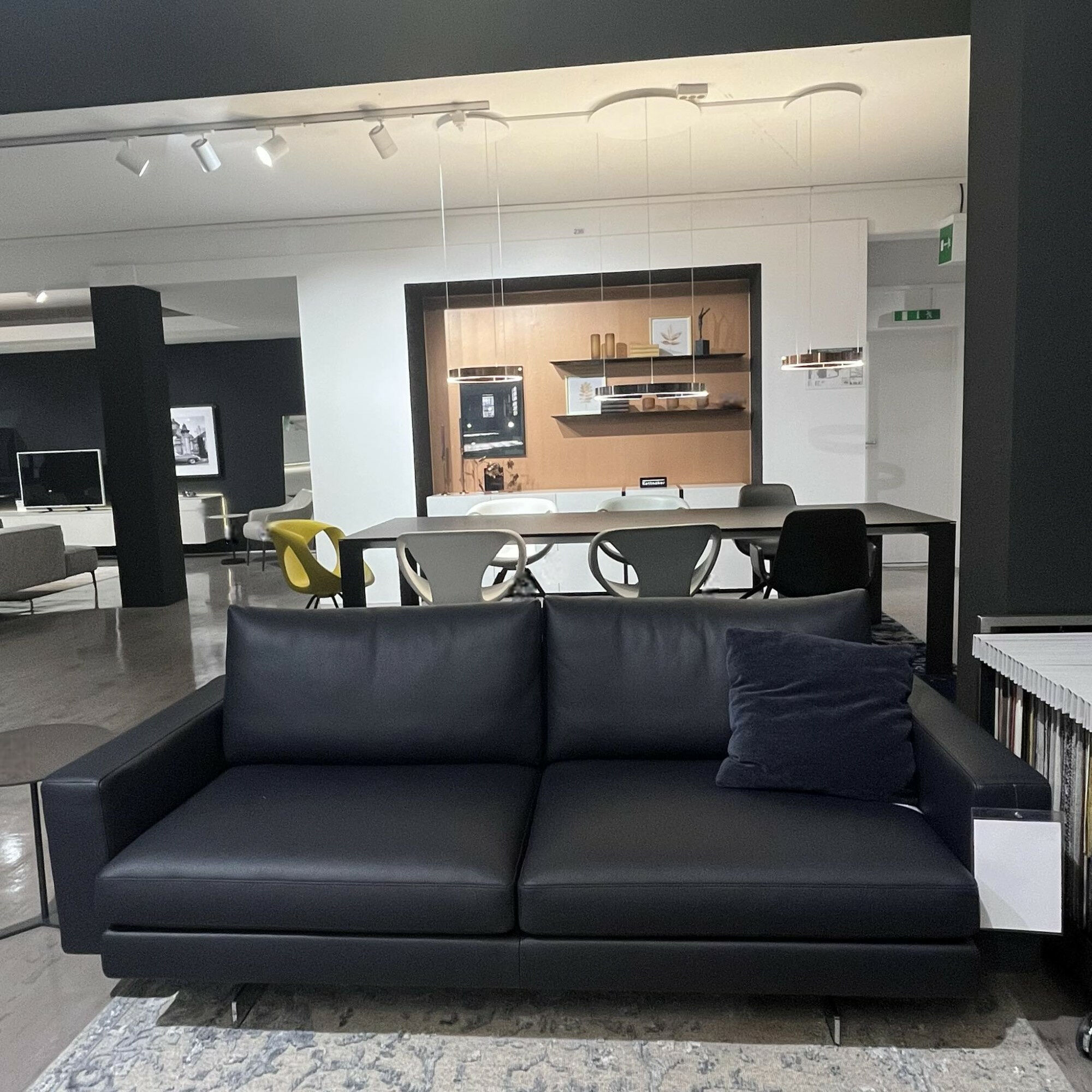Weibelweibel - Sofa Luis Leder Rancho Saphir Schwarz Flachstahlfuß Chromfarben Inklusive 2 Rückenkissen Ohne Dekokissen - 2