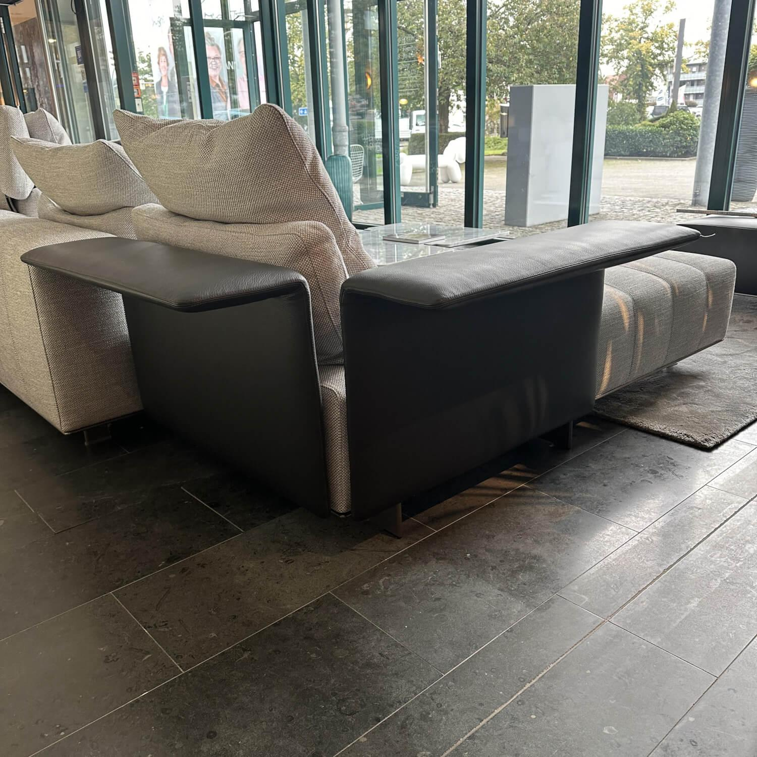 Minotti - Ecksofa Freeman Duvet T Wing Stoff Milennium 05 Ghiaccio Grau Inklusive Kopfstütze Und Hocker Freemann Pelle Aspen Stone Grey - 11