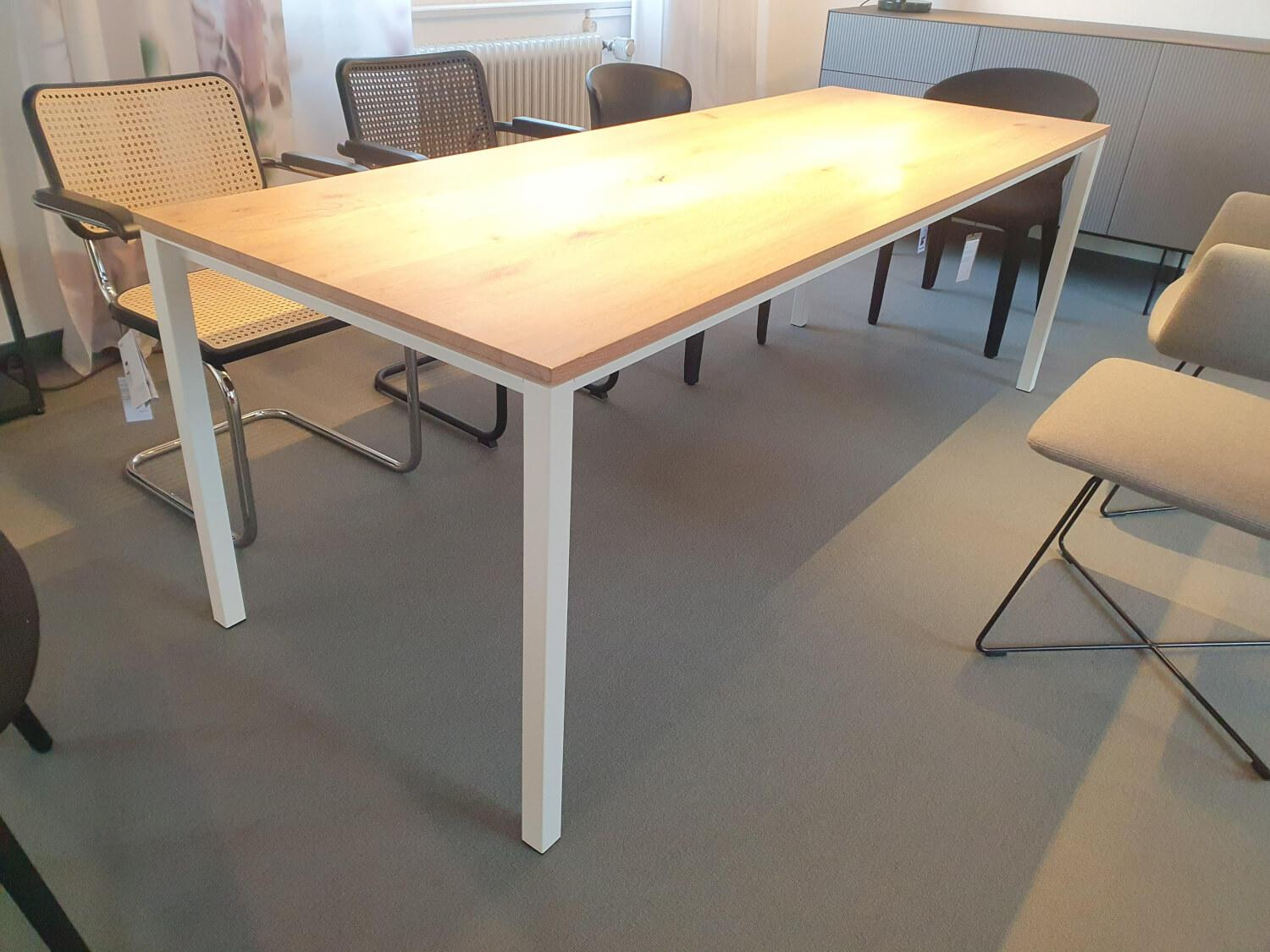 Janua - Tisch S600 Platte Eiche Weiß Pigmentiert Geölt Gestell Verkehrsweiß RAL 9016 Weiß Pulverbeschichtet - 7