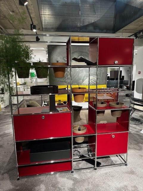 USM Haller - Regal Lack Rubinrot 23 Rot Mit E Elementen Und Pflanzentöpfen - 2