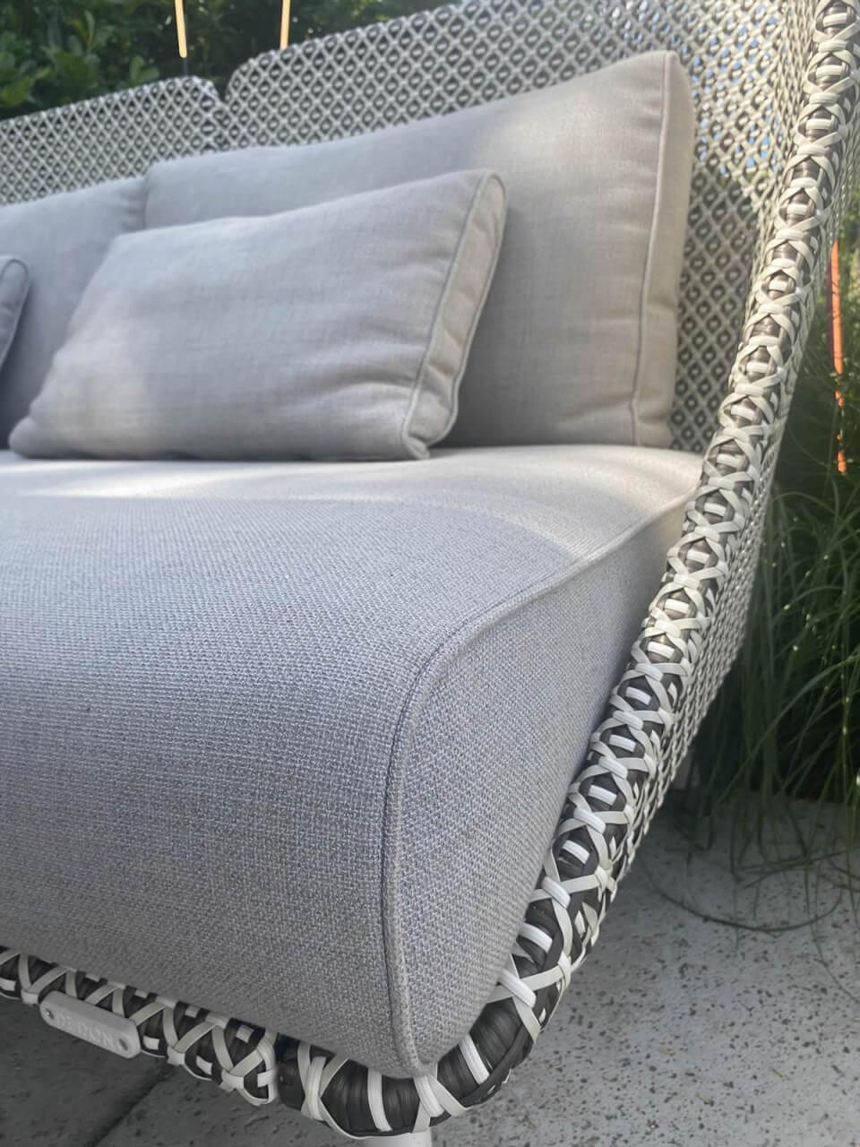 DEDON - Gartensofa Mbarq Geflecht Pepper Schwarz Weiß Gestell Lipari Weiß Inklusive Kissenset Warmgrey Grau - 3