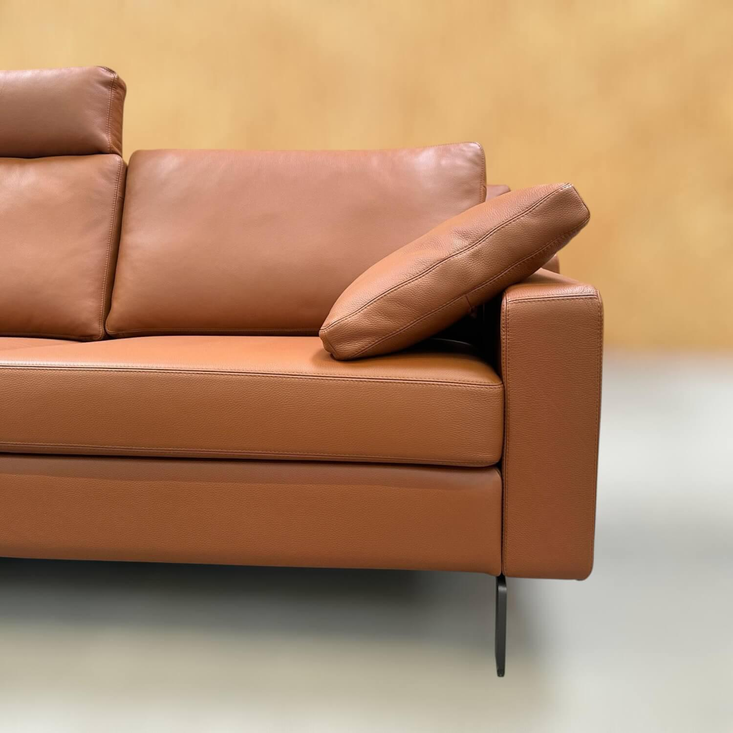 COR - Sofa Conseta Bodenfrei Leder 173 Cognac Braun Schmalfuß Schwarzbraun mit Kopfstütze 2 Kissen - 5